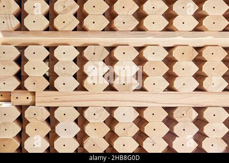 Enorme pila di semplici gambe di tavoli in solido materiale di faggio, stand in Falegnameria contemporanea come sfondo Foto Stock