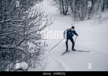 10.12.2021. Russia, Mosca. Nevicate pesanti a Mosca. Foto di alta qualità Foto Stock