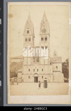 Esterno della Basilica di San Castor a Coblenza, Germania, San Castor zu Coblenza (titolo sull'oggetto), anonimo, Coblenza, 1860 - 1875, carta, cartone, stampa albume, altezza 99 mm x larghezza 62 mm Foto Stock