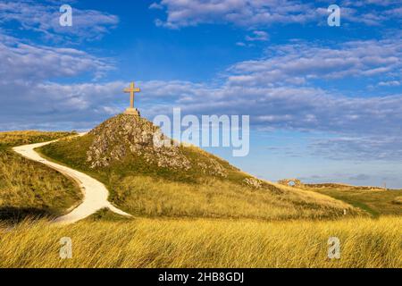 Il percorso che conduce alla croce di St Dwynwen sull'isola di Llanddwyn, Isola di Anglesey, Galles del Nord Foto Stock