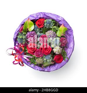 Bel bouquet con fiori diversi visto dall'alto isolato su sfondo bianco Foto Stock