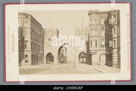 Karlstor a Monaco di Baviera, Karlsthor (titolo su oggetto), Monaco di Baviera (titolo su oggetto), anonimo, München, 1855 - 1885, carta, cartone, stampa albume, altezza 66 mm x larghezza 105 mm Foto Stock