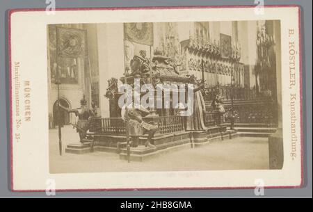 Monumento della tomba dell'imperatore Luigi bavarese nella Frauenkirche di Monaco, Grabdenkmal des Kaisers Ludwig (titolo sull'oggetto), Monaco (titolo della serie sull'oggetto), anonimo (menzionato sull'oggetto), Hans Krumpper, München, 1855 - 1885, carta, cartone, stampa albume, altezza 66 mm x larghezza 105 mm Foto Stock