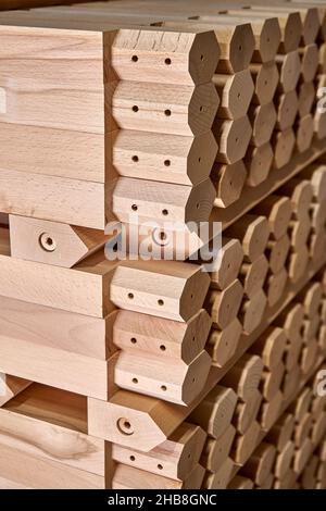 Enorme pila di semplici gambe di tavoli in massello di legno di faggio stand in Falegnameria contemporanea closeup estremo Foto Stock