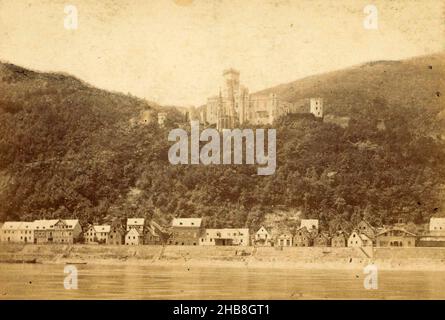 Vista del Castello di Stolzenfels visto da tutto il Reno, Germania, Schloss Stolzenfels Rheinseite (titolo sull'oggetto), anonimo, Coblenza, 1855 - 1885, carta, cartone, stampa albume, altezza 62 mm x larghezza 103 mm Foto Stock