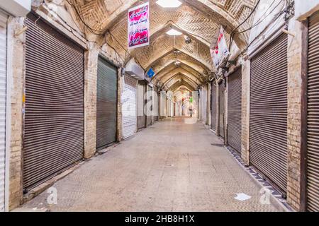 ZANJAN, IRAN - 13 APRILE 2018: Il Bazaar di Zanjan è chiuso il giorno di venerdì fuori, Iran Foto Stock