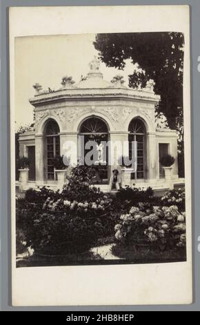 Tempio dei fiori nel giardino di Villa Durazzo-Pallavicini, Genova, Tempio di Flore, Villa Pallavicini, Gênes (titolo in oggetto), C. Hodcend (menzionato in oggetto), Genua, 1855 - 1885, cartone, carta, stampa albume, altezza 104 mm x larghezza 63 mm Foto Stock