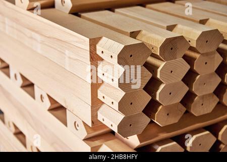 Enorme pila di semplici gambe di tavoli in massello di legno di faggio stand in Falegnameria contemporanea closeup estremo Foto Stock