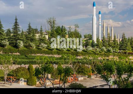 TEHERAN, IRAN - 14 APRILE 2018: Vari missili esposti al Museo della Rivoluzione Islamica e della Santa Difesa a Teheran, Iran Foto Stock