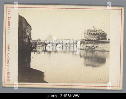 Veduta del Tevere, del Castello dell'Angelo e del Ponte dell'Angelo, Roma, Pont sur le Tibre et Fort St. Ange à Roma (titolo in oggetto), Tomasso Cuccioni (menzionato in oggetto), Roma, 1855 - 1885, cartone, carta, stampa albume, altezza 69 mm x larghezza 100 mm Foto Stock