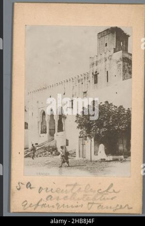 Carcere in Place de la Kasbah, Tangeri, Orientalische Architektur Gefängnis Tangeri (titolo sull'oggetto), anonimo, Tanger, 1890 - 1920, carta baryta, cartone, stampa in argento gelatina, altezza 104 mm x larghezza 65 mm Foto Stock