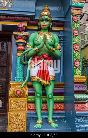 SINGAPORE, SINGAPORE - 10 MARZO 2018: Immagine della divinità Hanuman nel Tempio di Sri Vadapathira Kaliamman nella piccola India di Singapore. Foto Stock