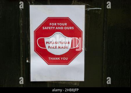 Windsor, Berkshire, Regno Unito. 17th dicembre 2021. Un cartello con la maschera sulla porta dell'ufficio pass al Castello di Windsor. Credit: Maureen McLean/Alamy Foto Stock