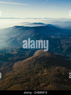 Vista sulle montagne con nebbia sopra di loro. Vista mozzafiato con cielo blu, sole luminoso e nuvole bianche. Natura bulgara. Foto di alta qualità Foto Stock