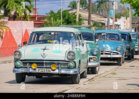 Auto americane classiche parcheggiate usate come taxi cubani nella città di Jatibonico, provincia di Sancti Spíritus sull'isola Cuba, Caraibi Foto Stock