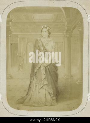 Fotoreproduzione di un dipinto di Elizabeth-Rachel Félix nel ruolo di Hermione in Andromaque, Hermione (titolo sull'oggetto), Henri de la Blanchère, dopo: anonimo, c. 1854 - c. 1859, carta, stampa albume, altezza 124 mm x larghezza 92 mm Foto Stock