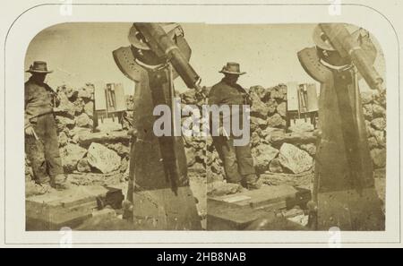 Uomo con strumenti di misura e telescopio sul monte Guajara, Tenerife, secondo compagno di yacht che osserva termometri a radiazione sul monte Guajara (titolo sull'oggetto), Charles Piazzi Smyth (menzionato sull'oggetto), stampante: Arthur James Melhuish (menzionato sull'oggetto), Guajara, editore: Londra, 1856 - 1858, carta, stampa albume, altezza 67 mm x larghezza 119 mm Foto Stock