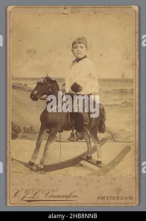 Ritratto di un ragazzo sconosciuto su un cavallo dondolante, Cornelis Johannes Lodewicus Vermeulen (menzionato in oggetto), Amsterdam, c.. 1888 - c. 1896, supporto fotografico, cartone, stampa albume, altezza 133 mm x larghezza 100 mm Foto Stock