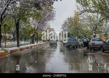 QUCHAN, IRAN - 17 APRILE 2018: Strada principale coperta di neve nella città di Quchan, Iran Foto Stock