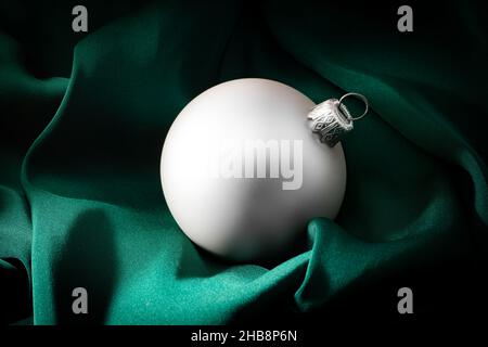 Giocattolo di Natale su sfondo verde. Decorazione di nuovo anno. Biglietto di Natale Foto Stock