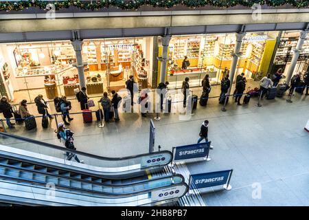 St Pancras, Londra, Regno Unito. 17 dicembre 2021. I passeggeri che fanno la fila al terminal Eurostar di Saint Pancras International mentre si preparano a dirigersi verso la Francia prima della scadenza di sabato 18 dicembre dopo che il governo francese ha imposto le ristrutturazioni di viaggio da e verso la Francia a causa dei timori di omicron nel Regno Unito. Credit: amer Ghazzal/Alamy Live News Foto Stock