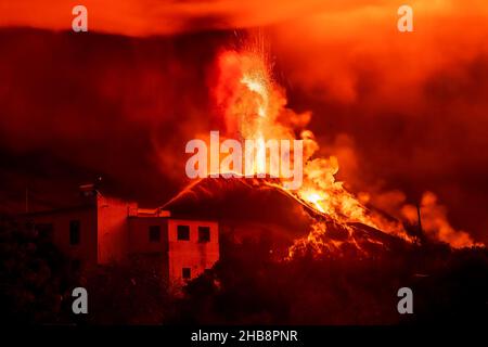 Vulcano eruttante, cumbre vieja, la Palma. Eruzione vulcanica di notte nel mese di dicembre. Barriera di polizia, punto di osservazione Mirador de Tajuya. Foto Stock