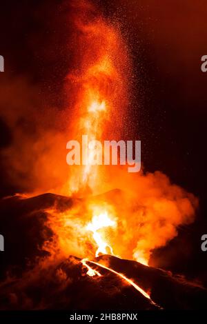 Vulcano eruttante, cumbre vieja, la Palma. Eruzione vulcanica di notte nel mese di dicembre. Barriera di polizia, punto di osservazione Mirador de Tajuya. Foto Stock