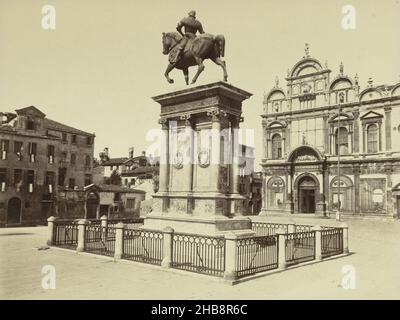 Statua equestre di Bartolomeo Colleoni a Venezia, Monumento a Bartolomeo Colleoni a SS. Giovanni e Paolo (titolo sull'oggetto), Venezia (titolo della collana sull'oggetto), Carlo Naya (menzionato sull'oggetto), Andrea del Verrocchio (menzionato sull'oggetto), Venezia, 1876, cartone, carta, stampa albume, altezza 317 mm x larghezza 405 mm altezza 272 mm x larghezza 360 mm Foto Stock