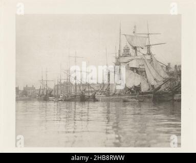 Navi nel porto di Great Yarmouth, Great Yarmouth Harbour (titolo sull'oggetto), Peter Henry Emerson (attribuito a), stampante: Walter L. Colls (attribuito a), Great Yarmouth, stampante: Great Britain, editore: London, 1887 - 1890, carta, carta da ricalco, altezza 178 mm x larghezza 219 mm altezza 248 mm x larghezza 301 mm Foto Stock