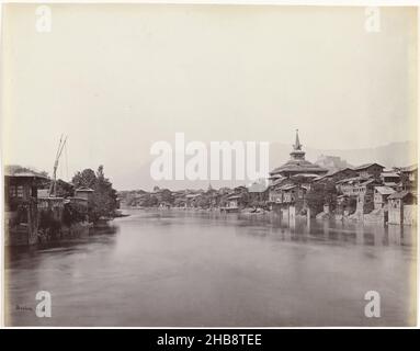 Vista di Srinagar in Jammu e Kashmir in India, con la Moschea di Shah Hamdan (Khanqah-e-Moula o Shah-e-Hamadan Masjid) sulla riva del fiume Jhelum, lungo il fiume, dal sesto Ponte (titolo originale), questo colpo che mostra importanti punti di riferimento dal Kashmir probabilmente è stato preso dal Ponte Vecchio Fateh Kadal. Sulla riva destra del Jhelum, si può vedere la moschea di Sha Hamdan e il forte sul Hari Parbat. Ci sono anche alcuni templi indù e sikh su questa montagna., Samuel Bourne (firmato dall'artista), Srinagar, 1864, carta, stampa albume, altezza 224 mm x larghezza 288 mm Foto Stock