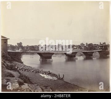 Vista di Sopore vicino al ponte sul Jhelum, Sopur (titolo originale), le case dietro il ponte sono di Sopore, vicino a Baramulla in Jammu e Kashmir. Il ponte, un punto di riferimento di Sopore, attraversa il fiume Jhelum., Samuel Bourne (firmato dall'artista), Jammu en Kasjmir, 1864, carta, stampa albume, altezza 238 mm x larghezza 286 mm Foto Stock