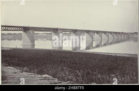 Ponte ferroviario sopra la Yamuna vicino Allahabad, il ponte ferroviario attraverso la Jumna (titolo originale), questo ponte ferroviario collega le rive su entrambi i lati della Yamuna, poco prima che il fiume fluisca nel Gange. Completato nel 1865, il ponte a 1006 metri (3300 piedi) è considerato un grande successo di ingegneria britannica. Il ponte ha fornito un collegamento tra le linee ferroviarie di Hooghly vicino Kolkata sulla riva destra e Yamuna vicino Delhi, rendendo i traghetti inutili., Samuel Bourne (firmato dall'artista), Allahabad, 1865 - 1874, carta, stampa albumen, altezza 196 mm x larghezza 322 mm altezza 366 mm Foto Stock