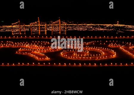 Una grande funzione in ricordo dei martiri del movimento linguistico, Ekushey Udjapon Committee of Narail dispone candele ad un lakh che illuminano a Nar Foto Stock