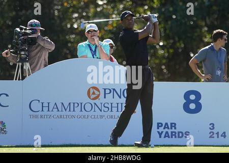 Orlando, Florida, Stati Uniti. 17th Dic 2021. Tiger Woods tee off the 8th buche durante il PNC Championship al Ritz-Carlton Golf Club di Orlando, Florida. Foto Stock