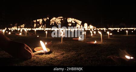 Una grande funzione in ricordo dei martiri del movimento linguistico, Ekushey Udjapon Committee of Narail dispone candele ad un lakh che illuminano a Nar Foto Stock