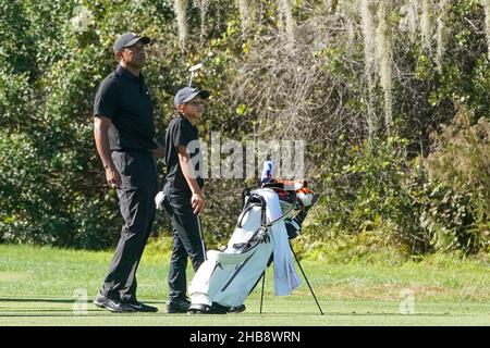 Orlando, Florida, Stati Uniti. 17th Dic 2021. Tiger Woods (L) e il figlio Charlie Woods durante il PNC Championship al Ritz-Carlton Golf Club di Orlando, Florida. Foto Stock