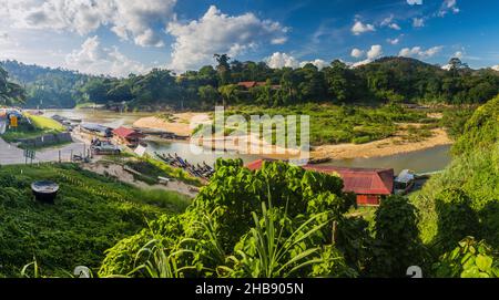 Vista del fiume Tembeling nel villaggio di Kuala Tahan, parco nazionale Taman Negara, Malesia Foto Stock