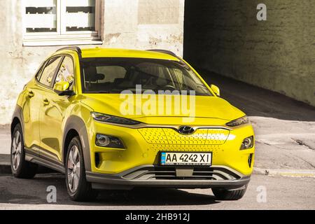 Kiev, Ucraina - 22 maggio 2021: Bright Hyundai Kona parcheggiato in città Foto Stock