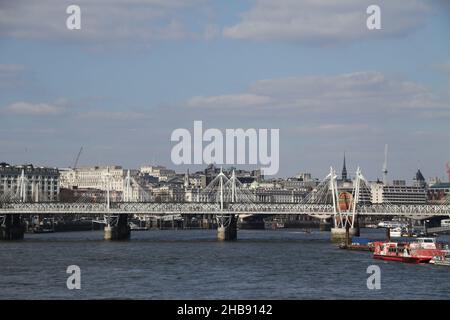 LONDRA, REGNO UNITO - Apr 06, 2013: Una bella vista del ponte di Hungerford a Londra, Regno Unito Foto Stock