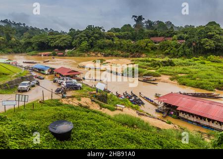 Vista del fiume Tembeling nel villaggio di Kuala Tahan, parco nazionale Taman Negara, Malesia Foto Stock