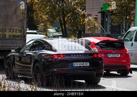 Kiev, Ucraina - 22 maggio 2021: Sport auto tedesca Porsche Panamera sulla strada Foto Stock