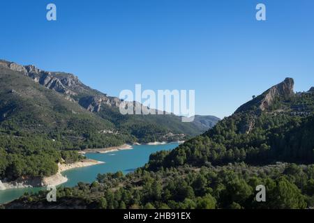 Bellissimo lago di montagna turchese in Spagna e paesaggio mediterraneo panoramico Foto Stock