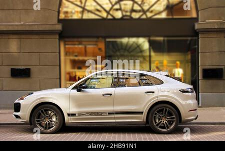 Kiev, Ucraina - 22 maggio 2021: Di lusso Porsche Cayenne SUV è parcheggiata in città Foto Stock