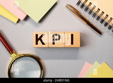 Acronimo KPI. Indicatore di prestazioni chiave su cubi di legno su sfondo. Foto Stock
