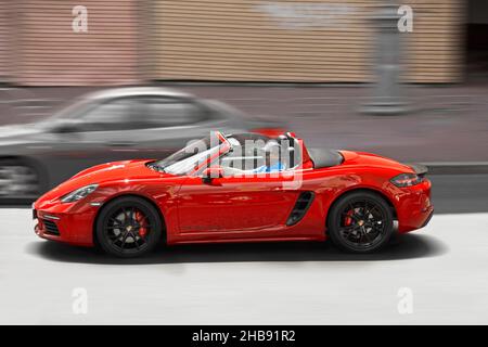 Kiev, Ucraina - 19 giugno 2021: Red Supercar Porsche 718 Boxter S in movimento Foto Stock