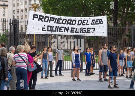 BUENOS AIRES, ARGENTINA - 29 NOVEMBRE 2018: Manifestazione su Plaza de Mayo nel G20 2018. Foto Stock