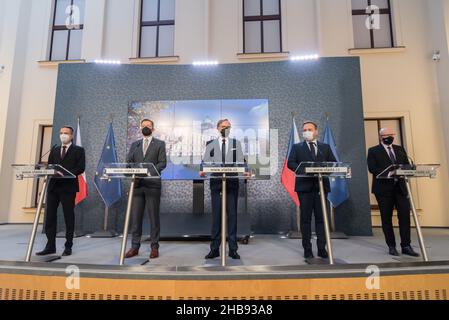 Praga, Repubblica Ceca. 17th Dic 2021. I membri del nuovo governo ceco Ivan Bartos, Vit Rakusan, il primo ministro Petr Fiala, Marian Jurecka e Vlastimil Valek (da sinistra a destra) parlano ai media durante una conferenza stampa dopo la prima riunione del governo. il presidente ceco Milos Zeman nominò il nuovo governo ceco a Chateau Lany. Il governo ceco è composto da cinque partiti politici: ODS, KDU-CSL, TOP 09, STAN e partito pirata ceco. Credit: SOPA Images Limited/Alamy Live News Foto Stock