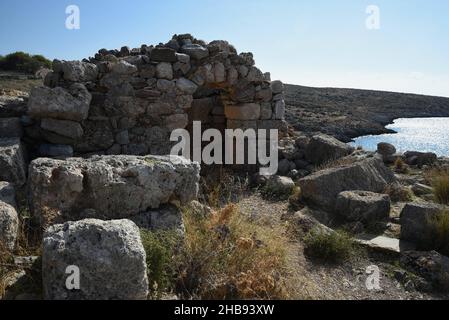 Paesaggio con vista panoramica dell'antico Santuario e oracolo della morte di Poseidon Tainarios a Capo Tainaron a mani, Lakonia Grecia. Foto Stock