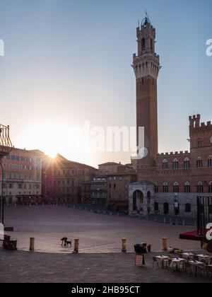 Siena, Toscana, Italia - Agosto 15 2021: Piazza il campo Alba la mattina presto in estate. Foto Stock