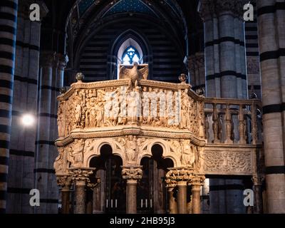 Siena, Italia - Agosto 15 2021: Pulpito del Duomo di Siena realizzato in marmo di Carrara in stile gotico da Nicola Pisano Foto Stock